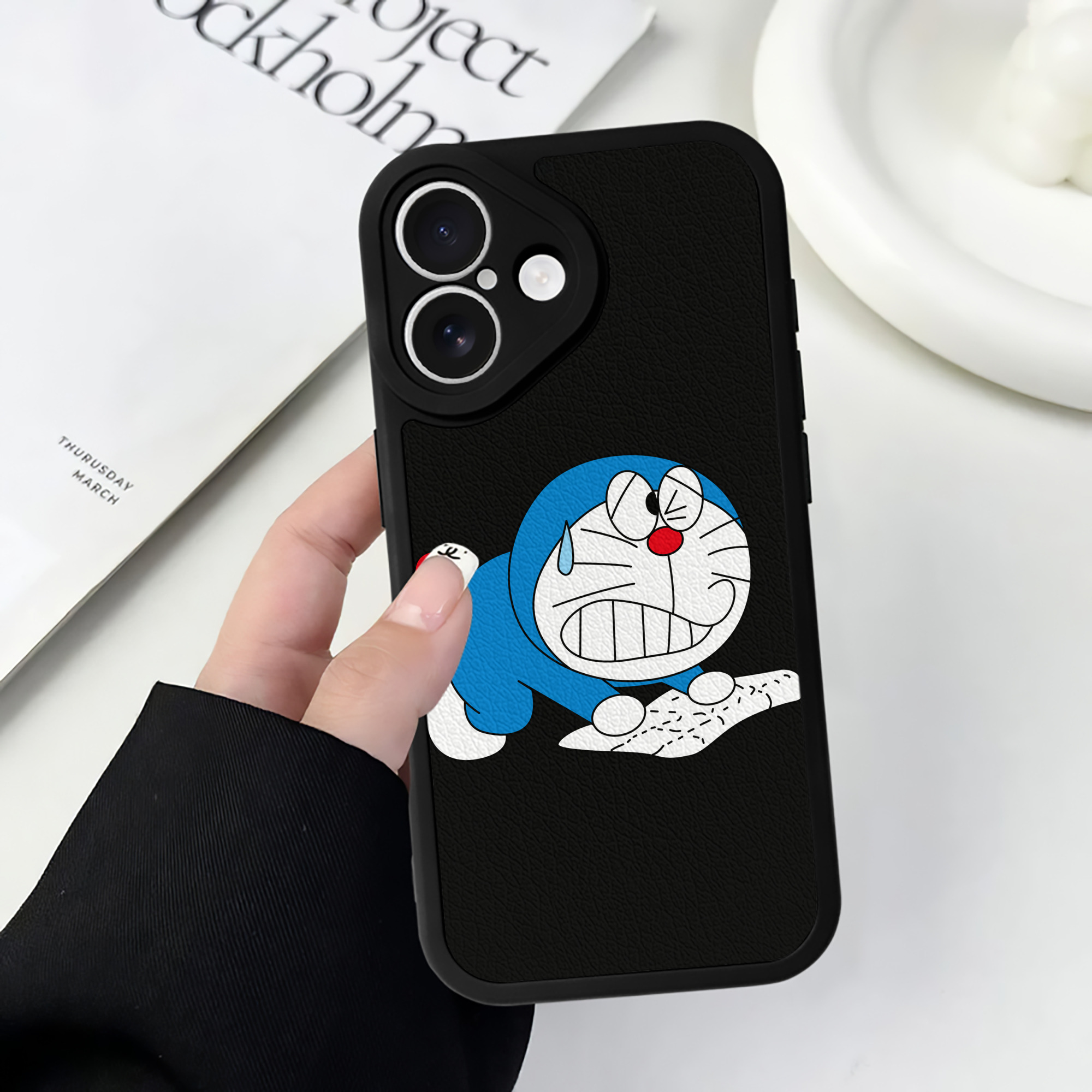 （画像用） ドラえもん Doraemon 【iPhone 16シリーズ対応】シリコンスマホケース（レザー調） 材質：シリコン